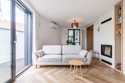 Obývací pokoj s výhledem na terasu