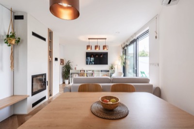 Jídelní kout s pohledem na obývací pokoj a TV