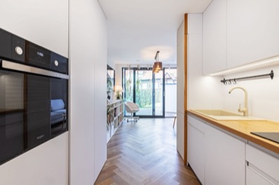 Kuchyně s vestavěnou troubou a mikrovlnkou