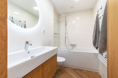 Koupelna s vanou, sprchou a toaletou