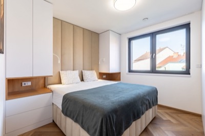 Ložnice s čalouněným čelem a vestavěnými skříněmi