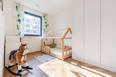 Dětský pokoj s domečkovou postelí