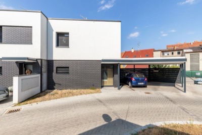 Exteriér domu s krytým parkováním